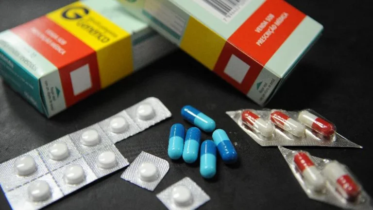 Trump promete cortar os preços dos medicamentos em 1.500% nos EUA; entenda