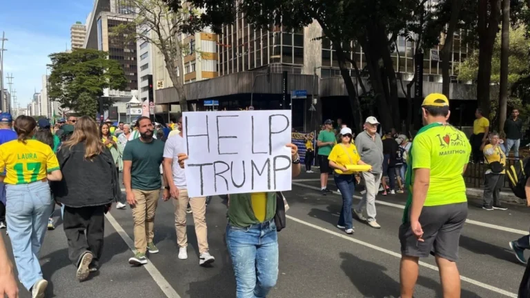 Manifestantes agradecem e pedem “ajuda” a Trump em ato da oposição