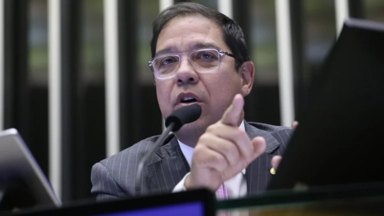 Vice da Câmara diz que pautará anistia assim que Hugo se ausentar do país