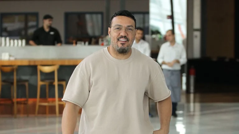 De novo visual, Belo atende fãs em shopping no Rio; veja