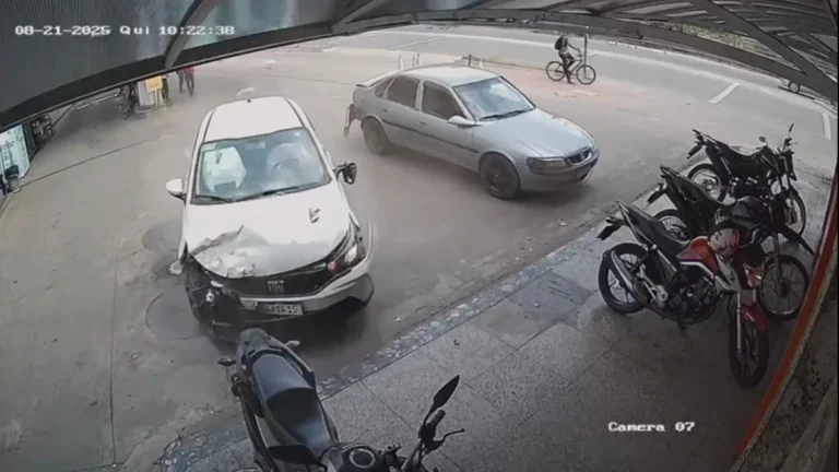 Vídeo: homem passa mal dirigindo, atropela pedestre e bate em dois carros