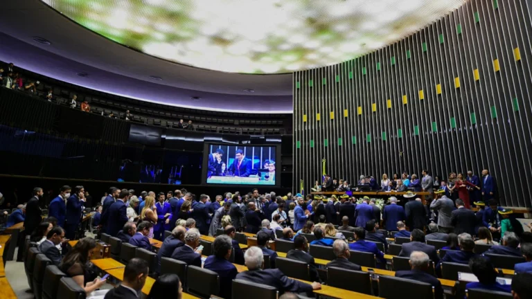 Em um dia, deputados apresentam mais de 20 projetos contra adultização