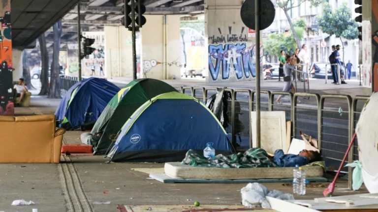 Morador de rua é absolvido após prisão injusta por furto no interior de SP