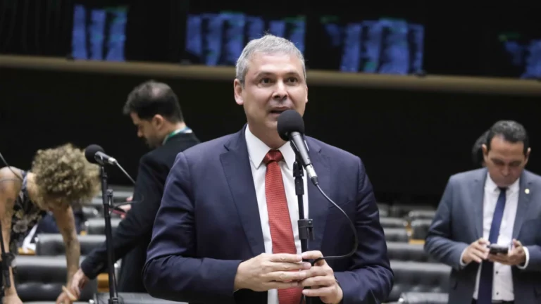 Líder do PT pede ao STF prisão preventiva de Bolsonaro