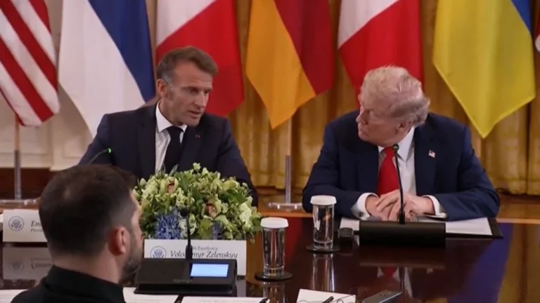 Trump sussurra a Macron: Putin “quer fazer um acordo por mim”