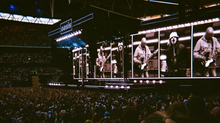 Homem morre depois de queda durante show do Oasis em Londres