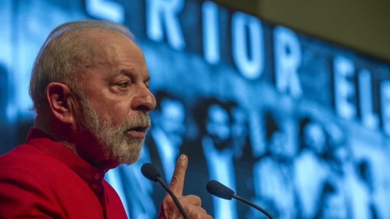 Dois anos após reforma ministerial, apoio do centrão a Lula desidrata