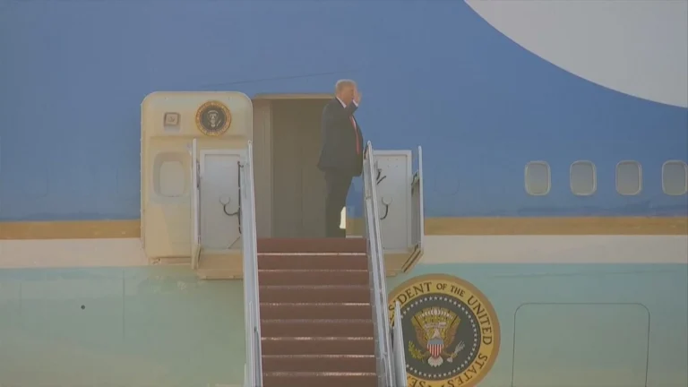 Trump embarca para o Alasca para reunião com Putin sobre guerra na Ucrânia