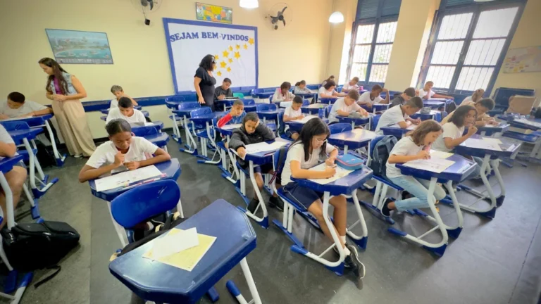 Rio: Estudo aponta melhora no aprendizado escolar após proibição de celular