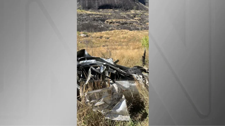 Casal namora na beira de penhasco, carro balança, despenca e ambos morrem