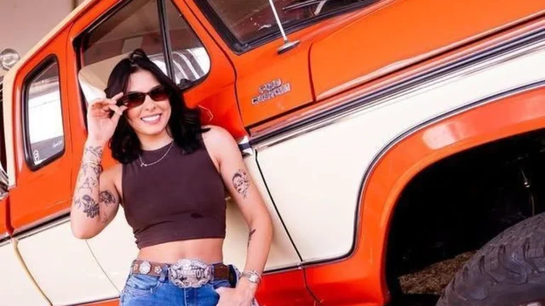 Ana Castela ganha caminhonete em Barretos e brinca: “Não sei nem abrir”