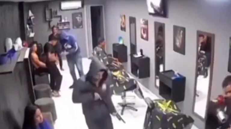 Vídeo: Assalto em barbearia assusta clientes e funcionários na Paraíba