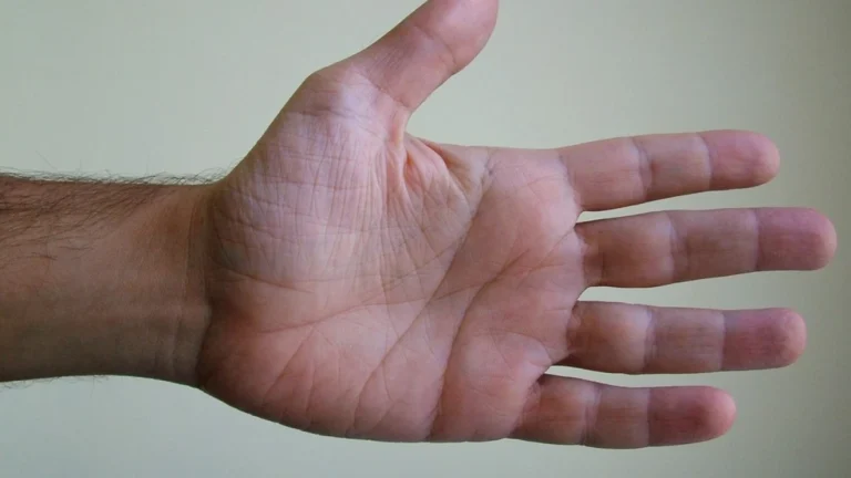 Cabeleireiro é preso por importunação sexual após dar tapa na bunda de mulher e confessar vontade repentina