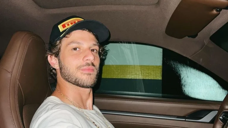 Chay Suede posa com filha caçula e é elogiado na web; veja