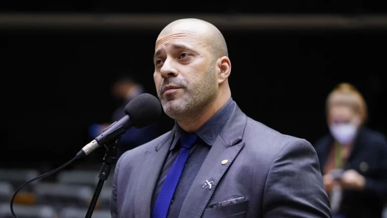 Daniel Silveira coloca tornozeleira para fazer tratamento fora de presídio