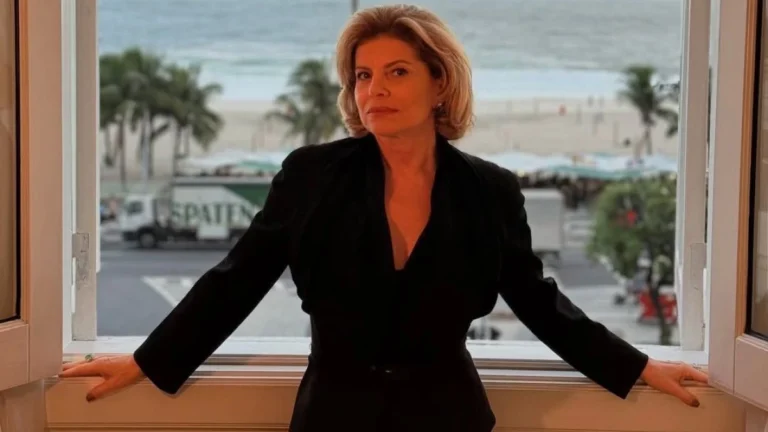 Debora Bloch brinca como Odete Roitman nos bastidores de “Vale Tudo”