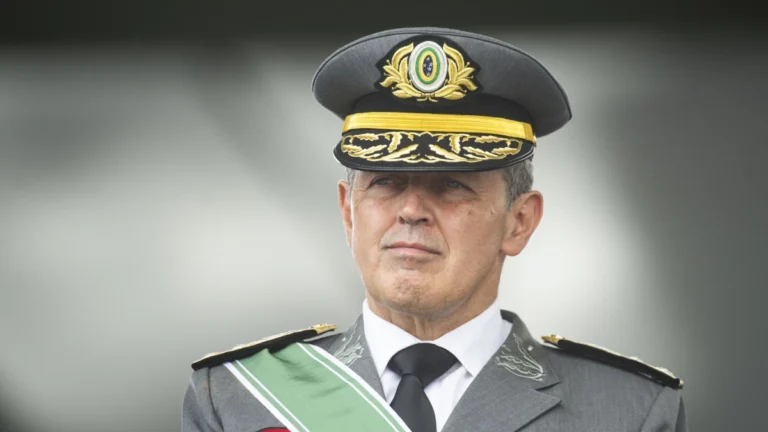 “Minha espada não tem partido”, diz Comandante do Exército