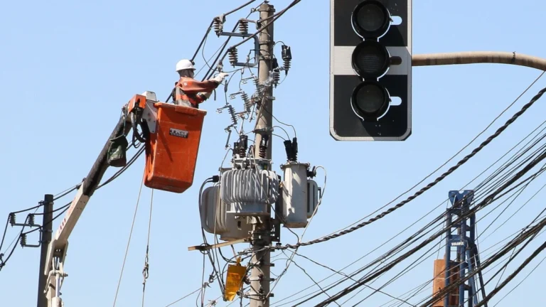 Prefeitura de SP entra na Justiça contra renovação da concessão da Enel