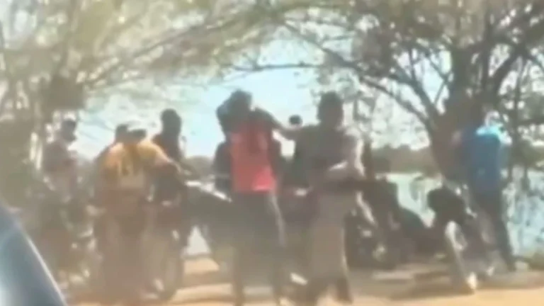Policiais são filmados agredindo homem durante abordagem na Bahia