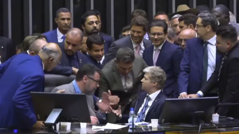 Novo chama de “perseguição política” pedido de suspensão contra Van Hattem