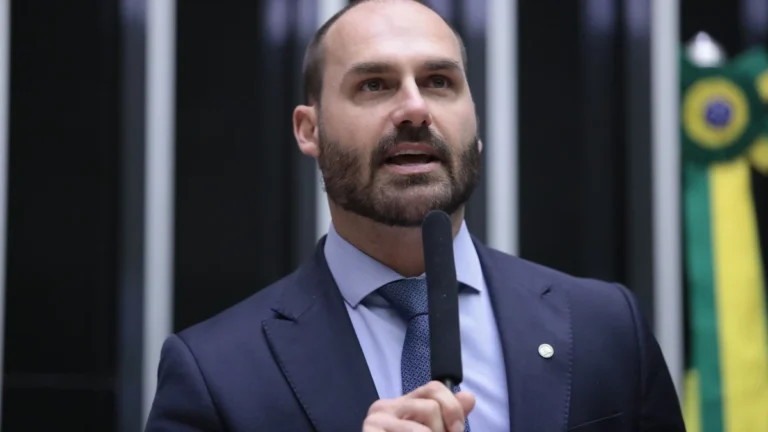 Eduardo Bolsonaro à CNN: “Até março posso avaliar” saída do PL