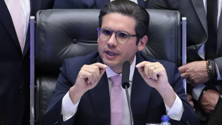 Comportamento de Eduardo nos EUA “não pode ser admitido”, diz Hugo Motta