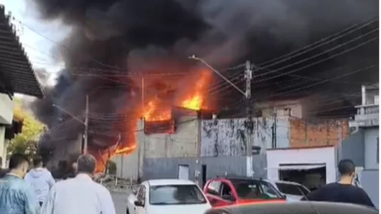 Vídeo: incêndio atinge fábrica de colchões na zona leste de São Paulo