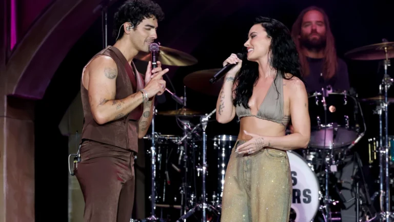 Demi Lovato faz aparição surpresa no show dos Jonas Brothers; veja