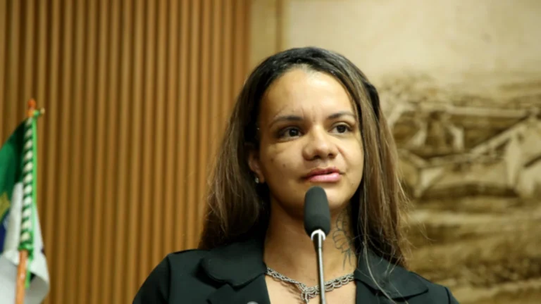 Mulher agredida por 61 socos do namorado é homenageada com Comenda Maria da Penha em Natal