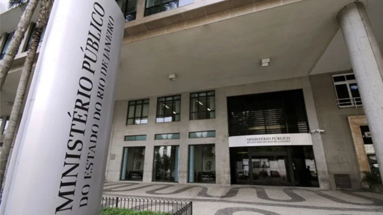 Operação prende 10 policiais acusados de fazer segurança privada no RJ