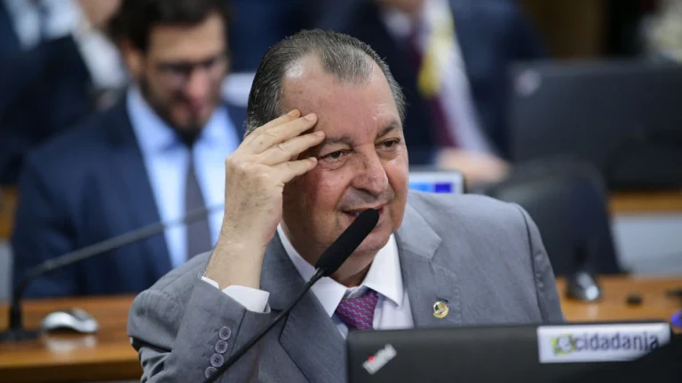 “Sou democrata, sei reconhecer que perdi”, diz Omar Aziz após CPMI