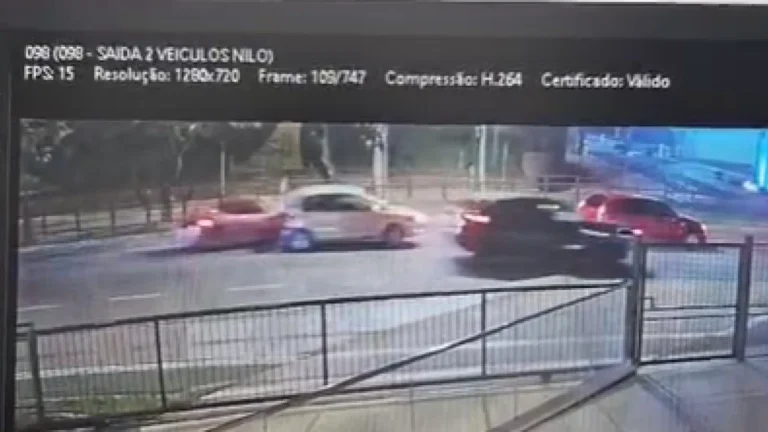 Vídeo: Porsche atinge carros parados em semáforo em suposto racha no RS