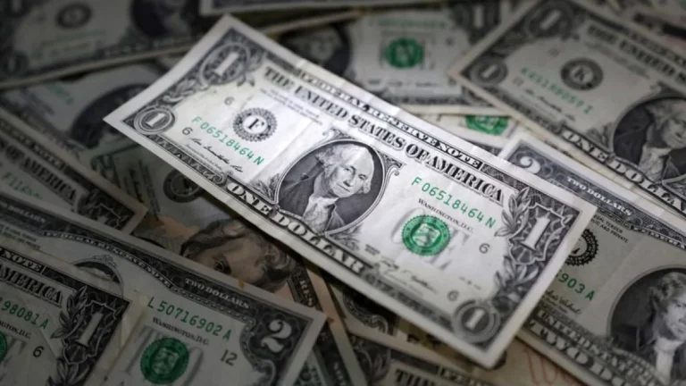 Dólar ronda estabilidade na abertura com tarifas dos EUA em vigor