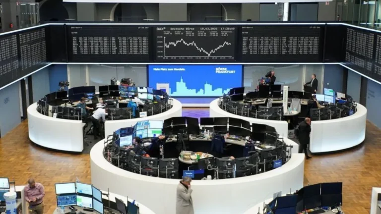 Bolsas da Europa caem majoritariamente antes de reunião entre Trump e Putin