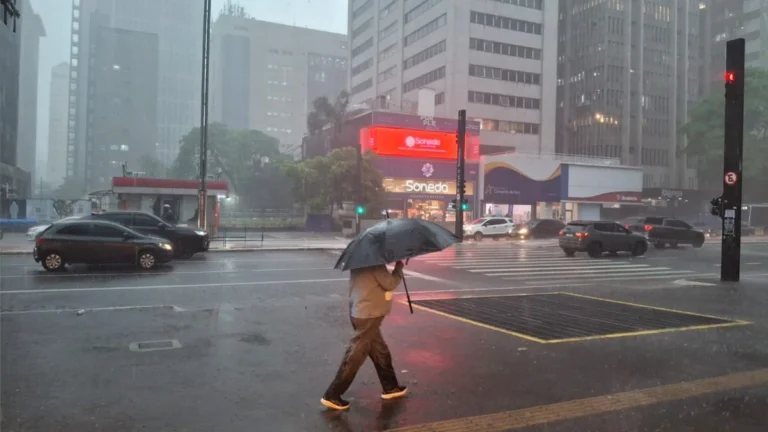 Céu preto, alerta severo e queda de energia: como está o tempo em SP?