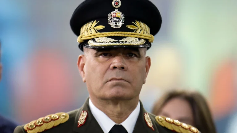 Ministro da Venezuela sinaliza vigilância sobre navios dos EUA no Caribe
