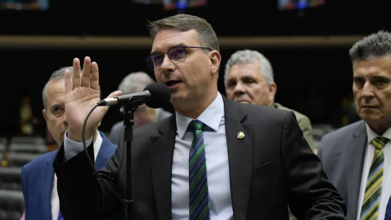 Após condenação de Bolsonaro, Flávio diz que o “jogo ainda não acabou”