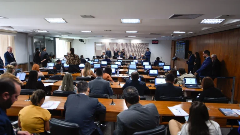 Relator diz que apresenta relatório contra PEC da Blindagem na quarta (24)