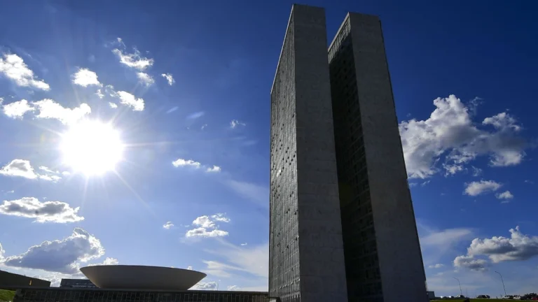 Congresso se divide sobre abrangência de anistia que beneficie Bolsonaro