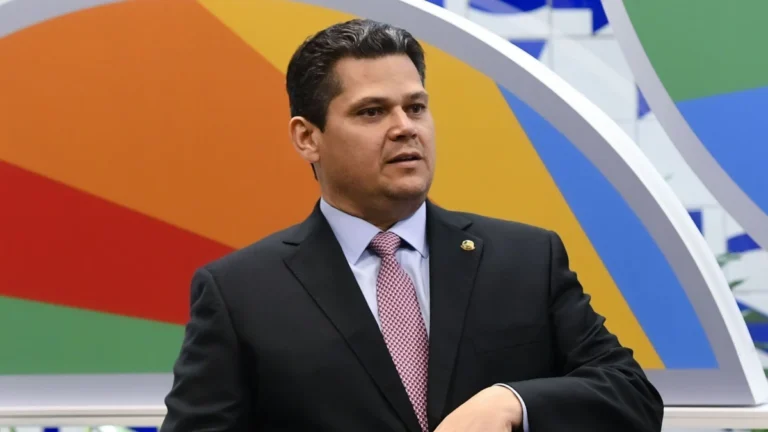 Alcolumbre reforça que trabalha em alternativa para anistia há quatro meses