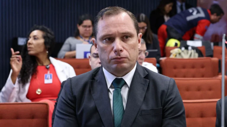 Análise: Defesas de Bolsonaro e Braga Netto se unem contra Cid