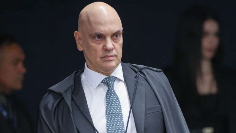 Notas e silêncio: a postura de Moraes no início do julgamento de Bolsonaro
