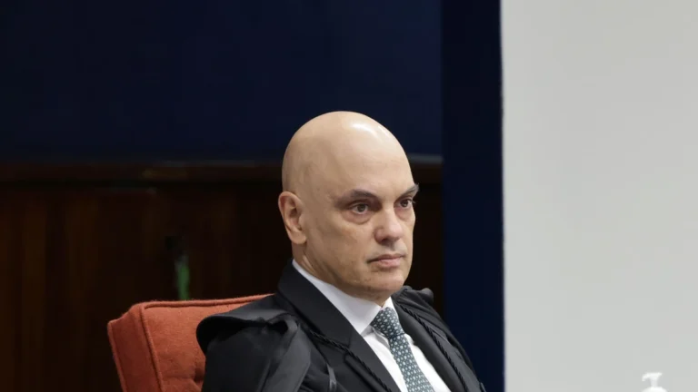 Moraes dá 15 dias para Eduardo e Figueiredo se manifestarem sobre denúncia