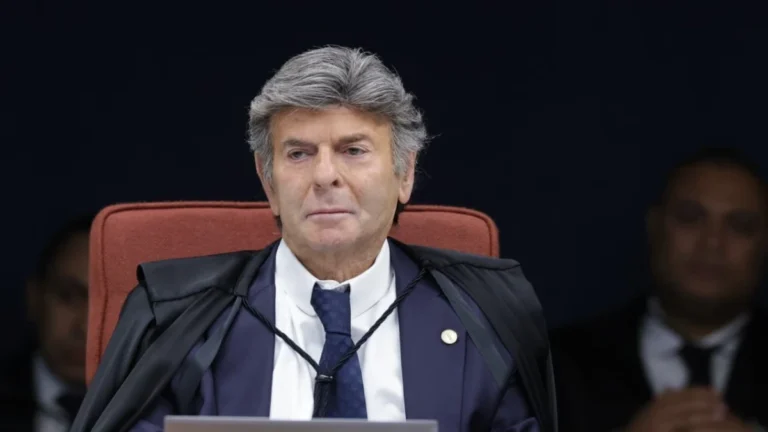 Fux sinaliza divergência de Moraes depois de apenas sete minutos de voto