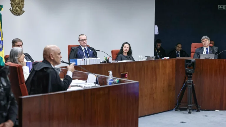 Mudos durante voto de Fux, ministros apostam em reação intensa