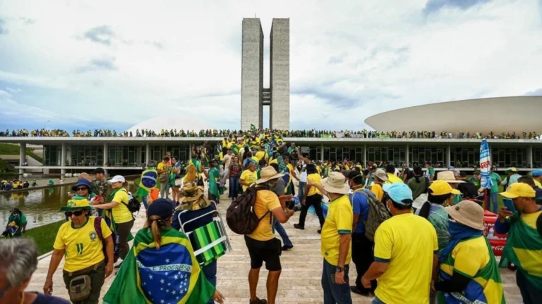 Foi oferecida a possibilidade de intervenção militar, diz professor