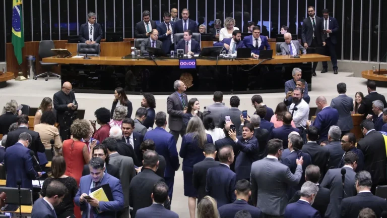 Câmara dos Deputados aprova urgência de projeto da anistia