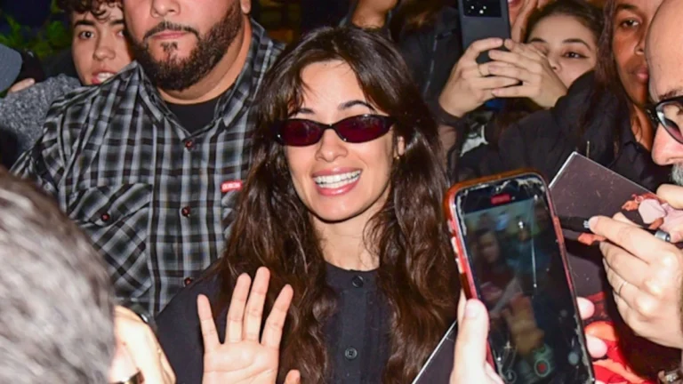 Camila Cabello chega ao Brasil e é recepcionada por fãs; veja fotos