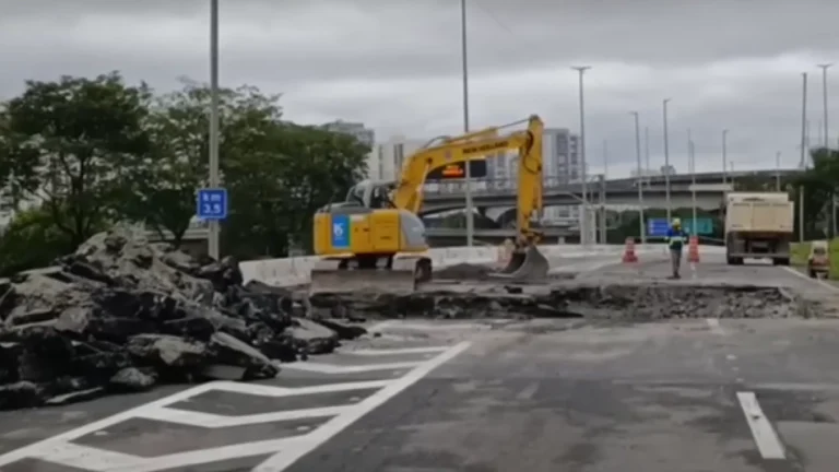 Cratera na Marginal Tietê só deve ser fechada em março de 2026, diz Sabesp