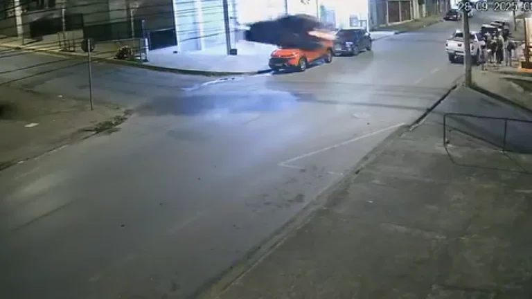 “Velozes e Furiosos de BH”: carro e viatura voam em perseguição maluca